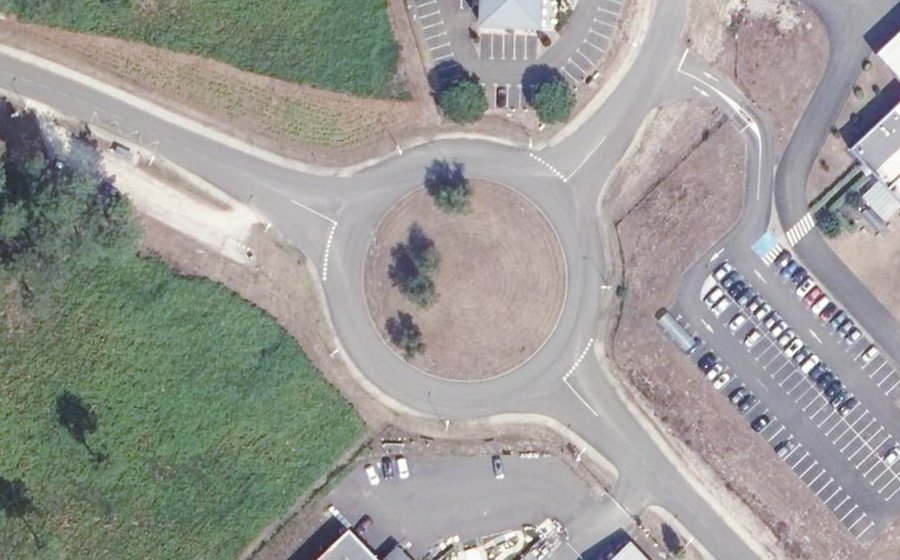Vue aérienne du Rond-point anonyme n°180840918