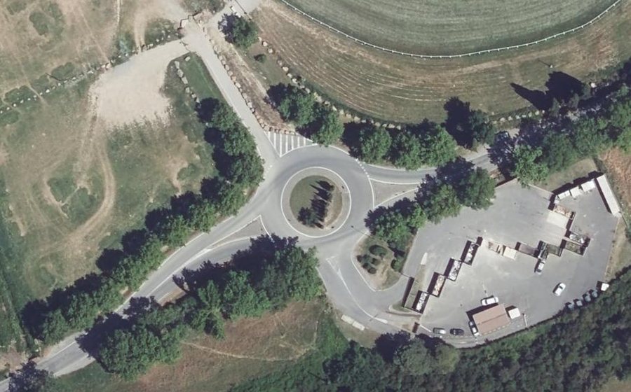 Vue aérienne du Rond-point anonyme n°180843935