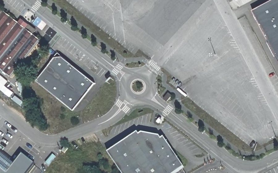 Vue aérienne du Rond-point anonyme n°180852509