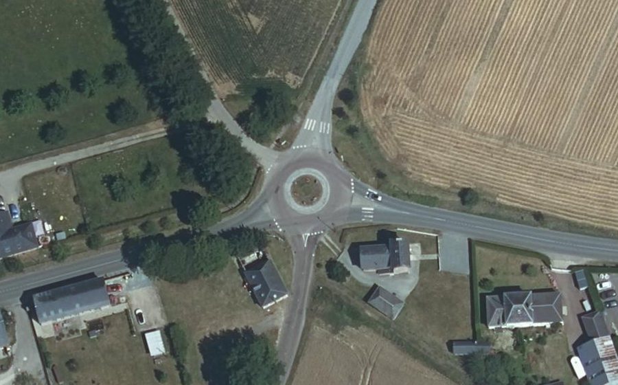 Vue aérienne du Rond-point anonyme n°180867030