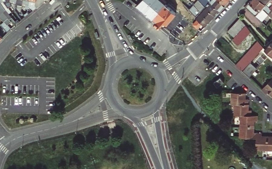 Vue aérienne du Rond-point anonyme n°180918823