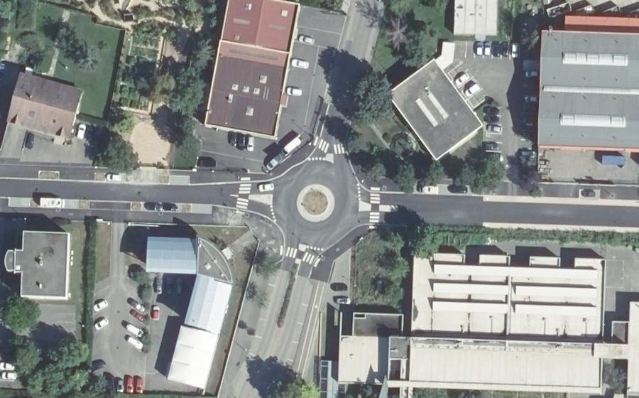 Vue aérienne du Rond-point anonyme n°18094115