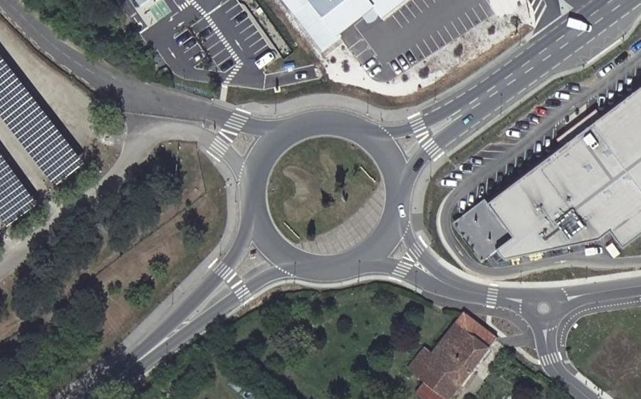 Vue aérienne du Rond-point anonyme n°180942416