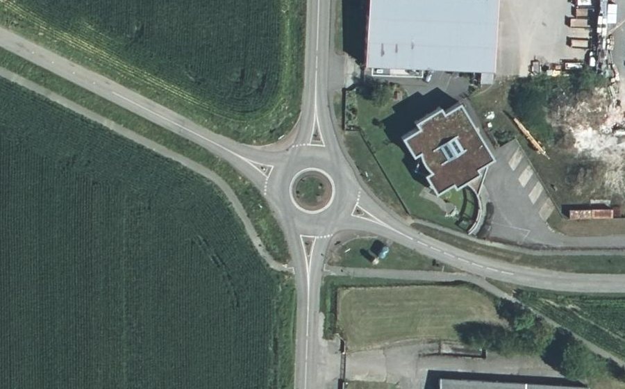 Vue aérienne du Rond-point anonyme n°180962199