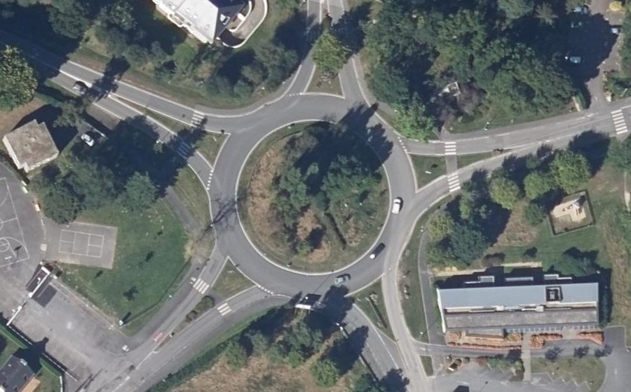 Vue aérienne du Rond-point anonyme n°180974636