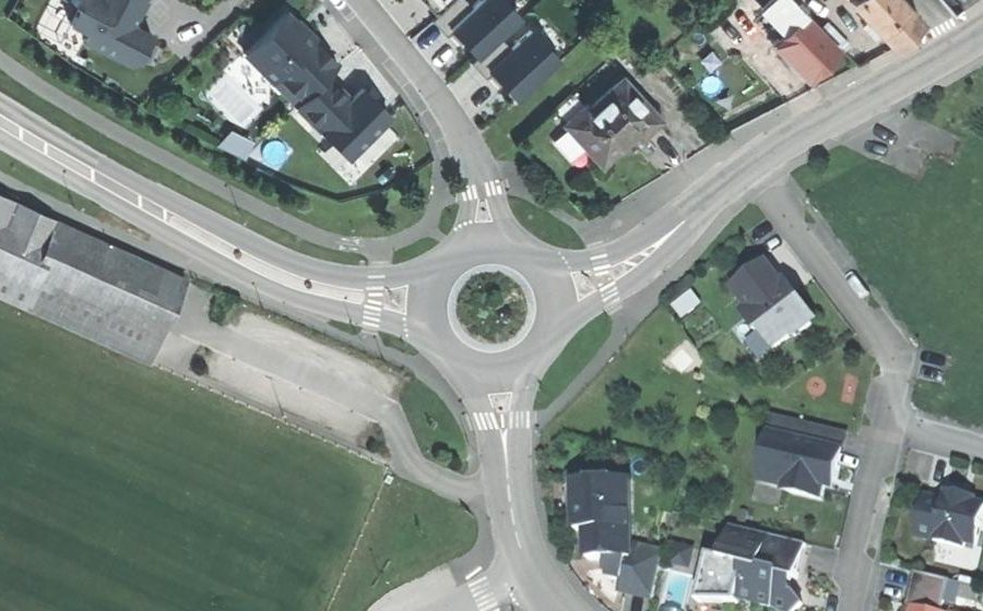 Vue aérienne du Rond-point anonyme n°180989616