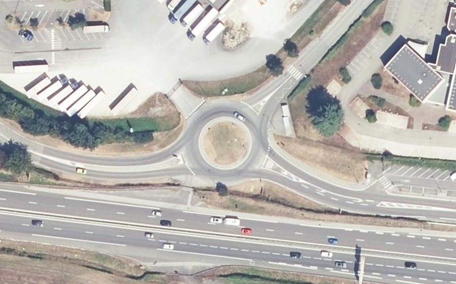 Vue aérienne du Rond-point anonyme n°181031058