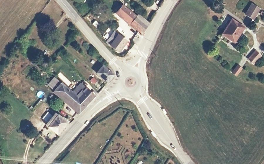 Vue aérienne du Rond-point anonyme n°181033032