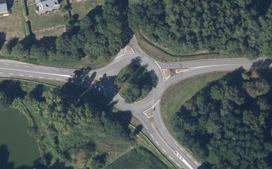 Vue aérienne du Rond-point anonyme n°181046693
