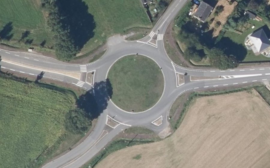 Vue aérienne du Rond-point anonyme n°181047380