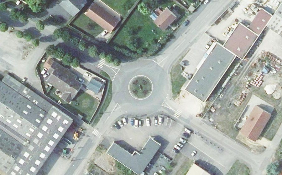 Vue aérienne du Rond-point anonyme n°181058544