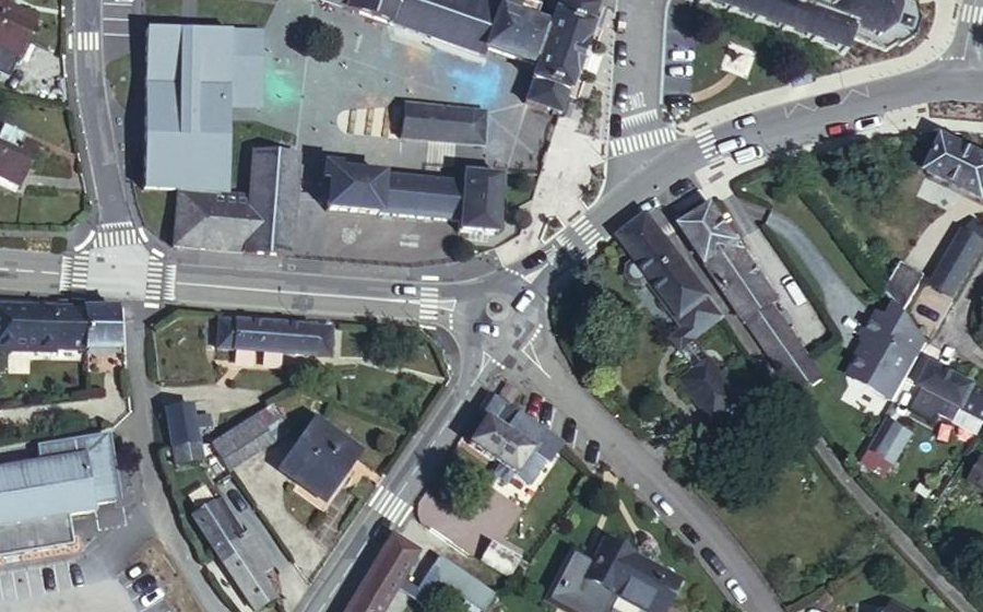 Vue aérienne du Rond-point anonyme n°181065322