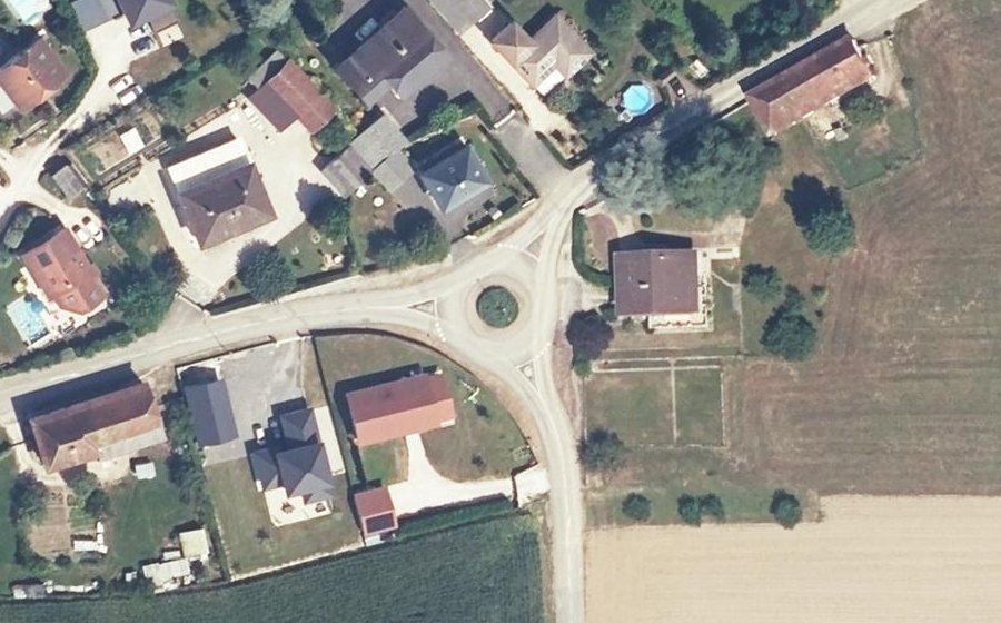 Vue aérienne du Rond-point anonyme n°181087072