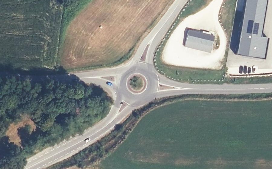 Vue aérienne du Rond-point anonyme n°181087073