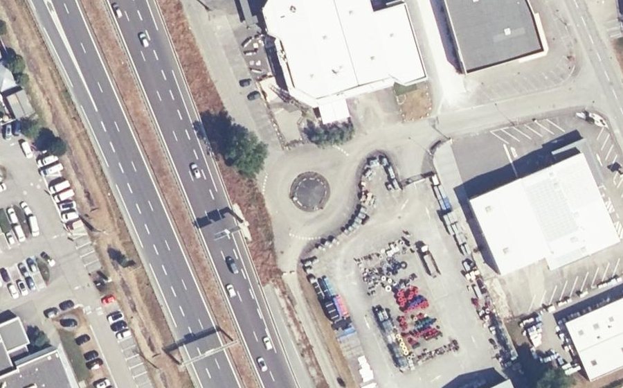 Vue aérienne du Rond-point anonyme n°181097505