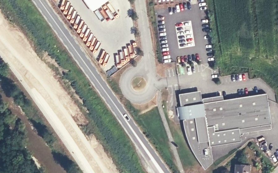 Vue aérienne du Rond-point anonyme n°181097506