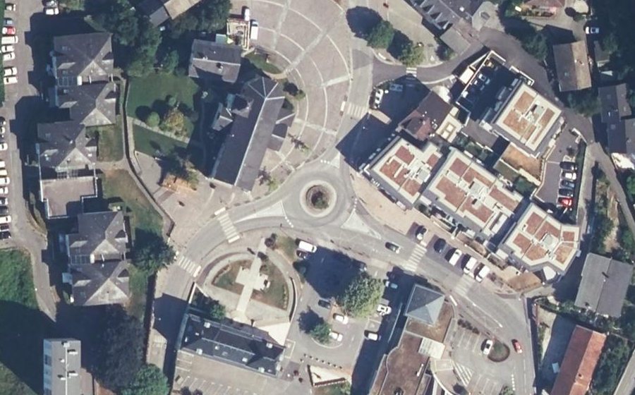 Vue aérienne du Rond-point anonyme n°181097509