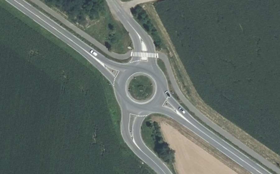 Vue aérienne du Rond-point anonyme n°181132975