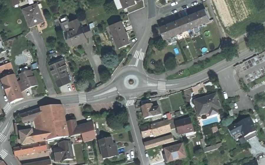 Vue aérienne du Rond-point anonyme n°181134971