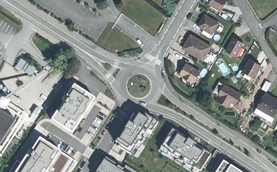 Vue aérienne du Rond-point anonyme n°181140869