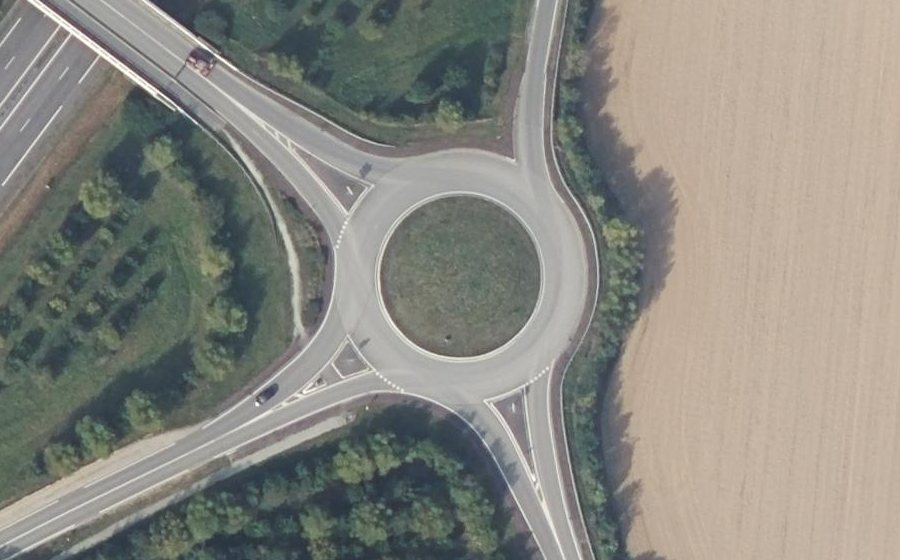 Vue aérienne du Rond-point anonyme n°181199612