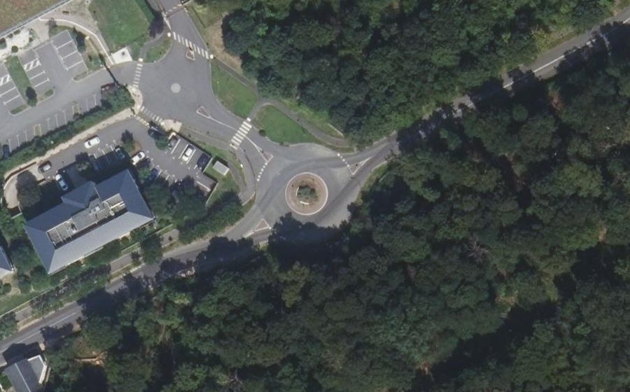 Vue aérienne du Rond-point anonyme n°181284658