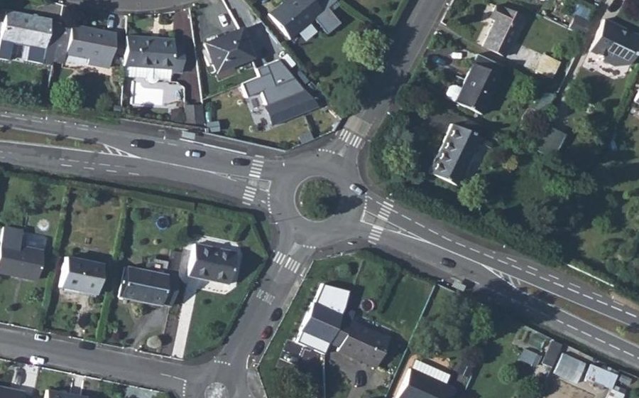 Vue aérienne du Rond-point anonyme n°181314560