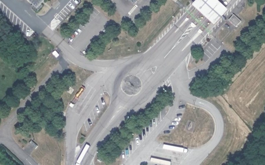 Vue aérienne du Rond-point anonyme n°181338180