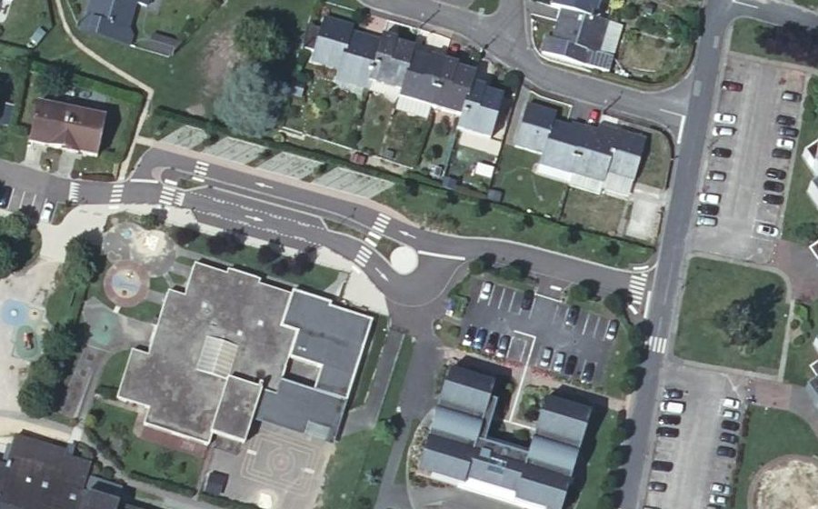 Vue aérienne du Rond-point anonyme n°181338253