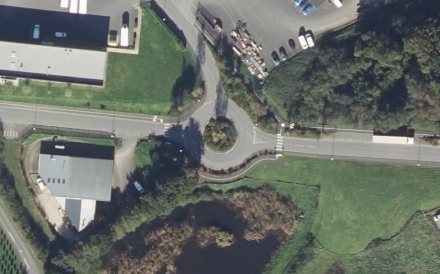 Vue aérienne du Rond-point anonyme n°181338857