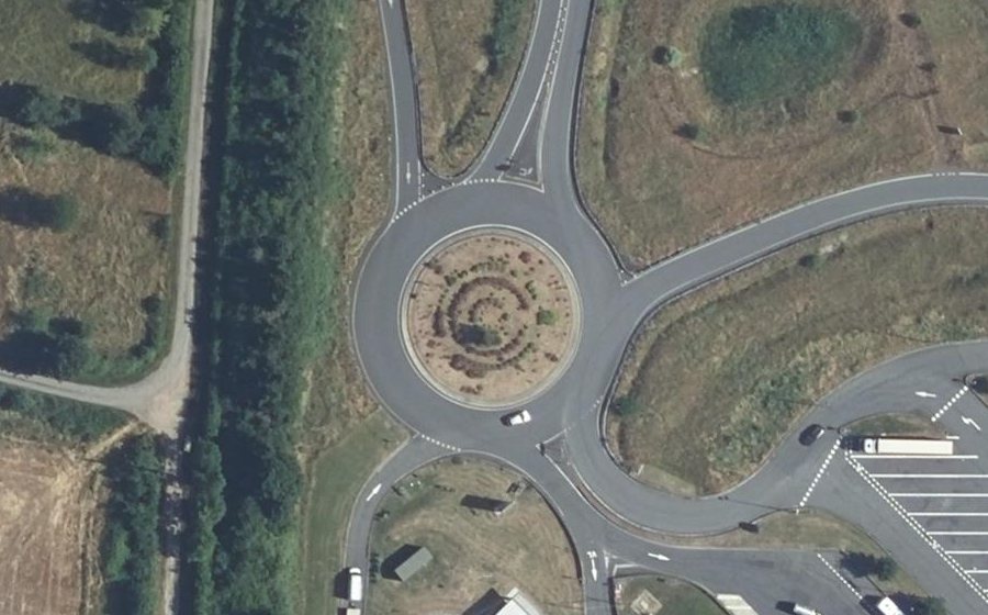 Vue aérienne du Rond-point anonyme n°181340753