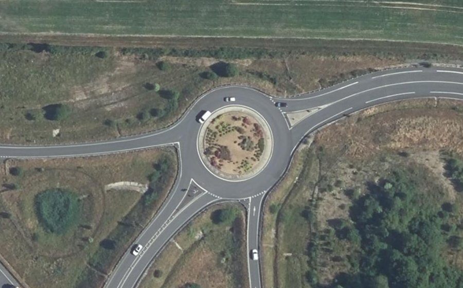 Vue aérienne du Rond-point anonyme n°181340755