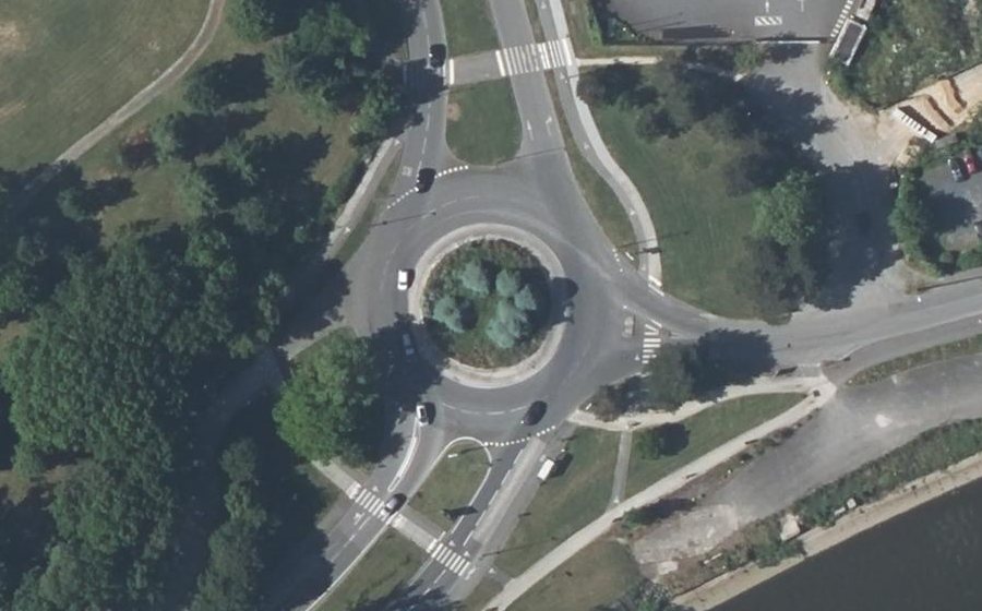 Vue aérienne du Rond-point anonyme n°181363088