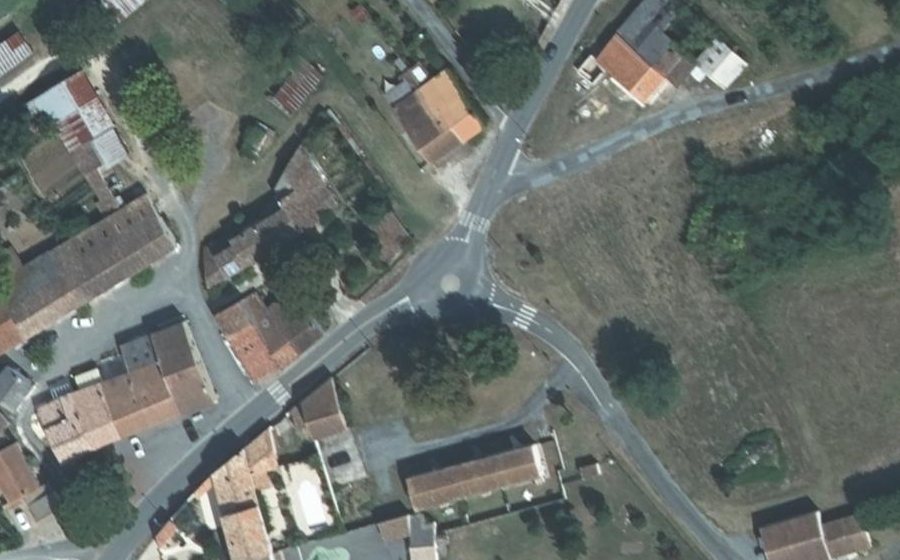 Vue aérienne du Rond-point anonyme n°181365751