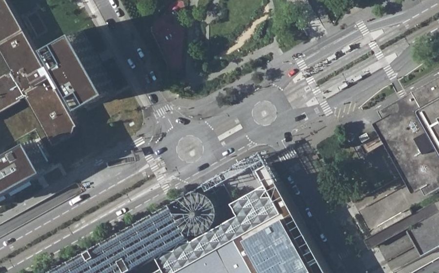 Vue aérienne du Rond-point anonyme n°181367943