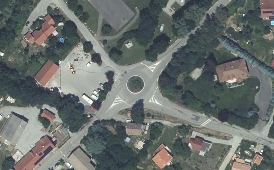Vue aérienne du Rond-point anonyme n°181376719