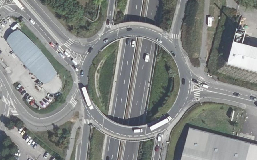 Vue aérienne du Rond-point anonyme n°18139043