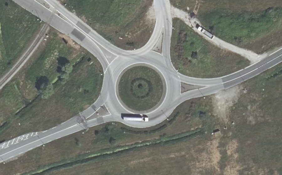 Vue aérienne du Rond-point anonyme n°181395570