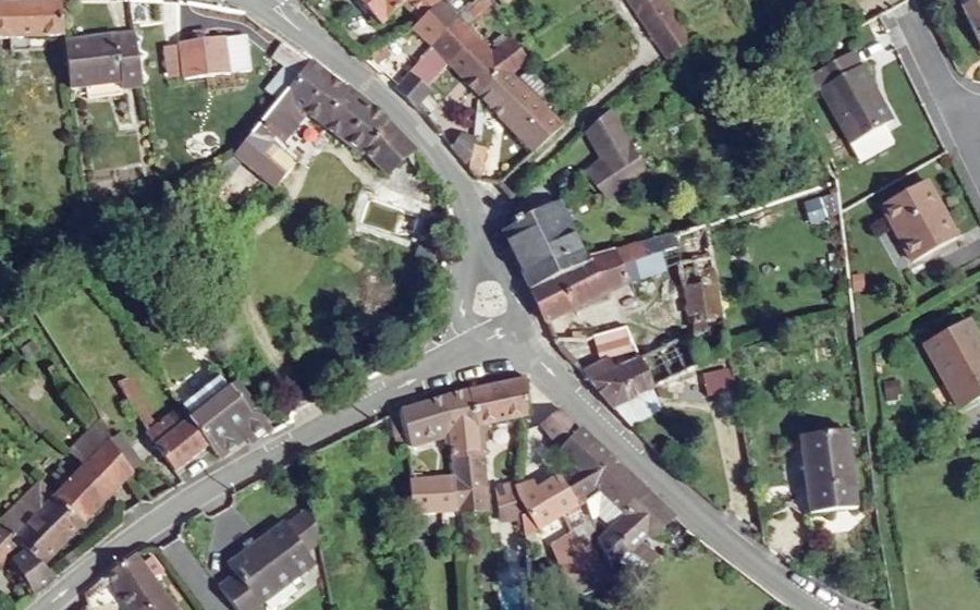 Vue aérienne du Rond-point anonyme n°181397504