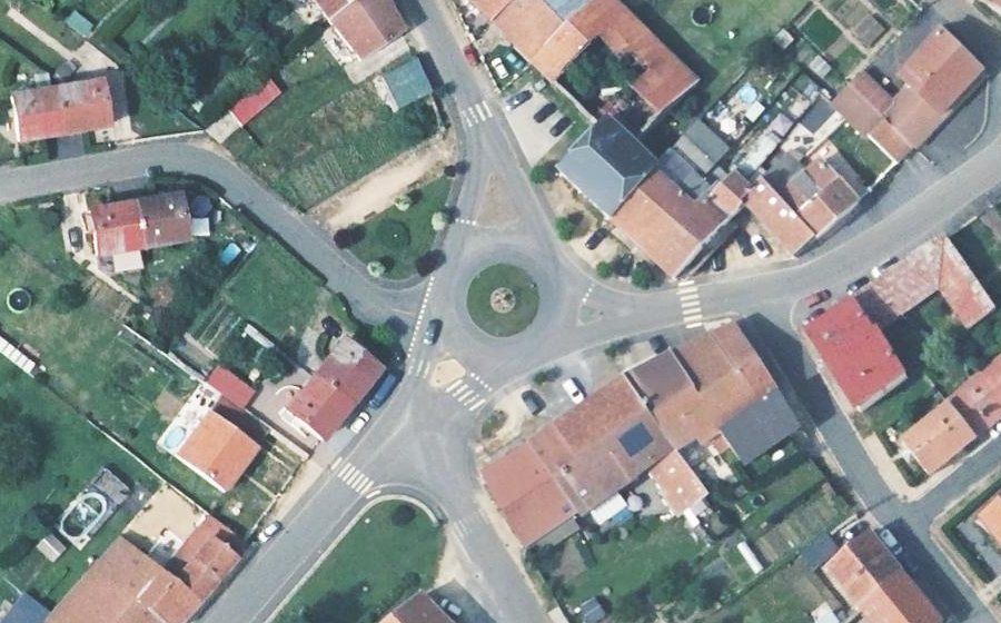 Vue aérienne du Rond-point anonyme n°181399489