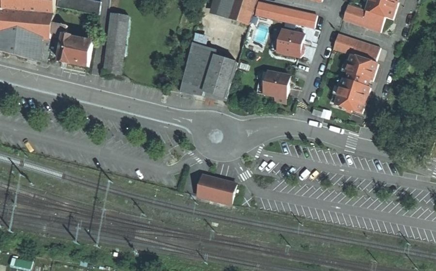 Vue aérienne du Rond-point anonyme n°181409726