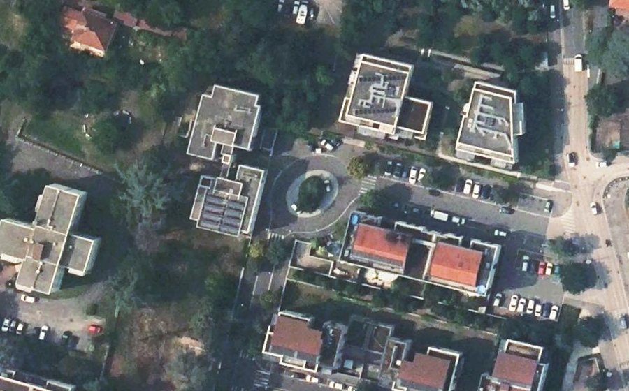 Vue aérienne du Rond-point anonyme n°181486361