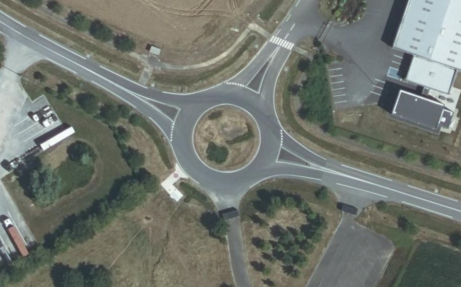 Vue aérienne du Rond-point anonyme n°181487972