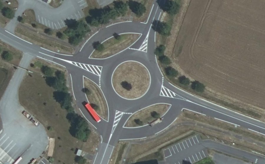 Vue aérienne du Rond-point anonyme n°181487975