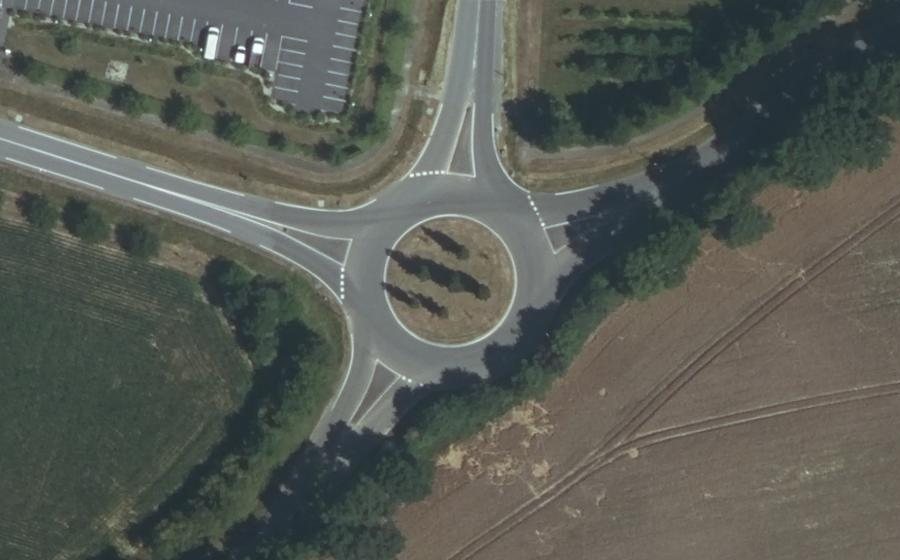 Vue aérienne du Rond-point anonyme n°181487976