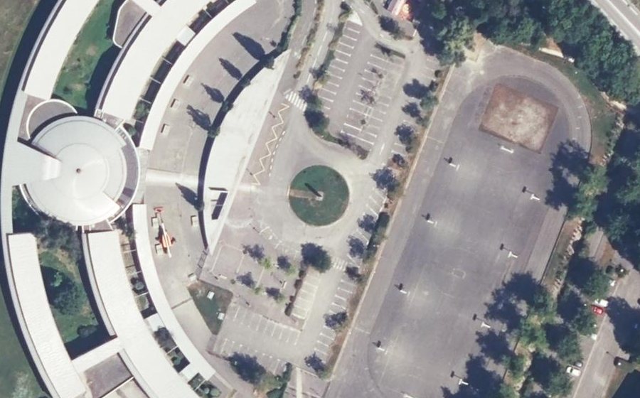 Vue aérienne du Rond-point anonyme n°181520738