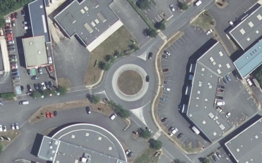 Vue aérienne du Rond-point anonyme n°181539550