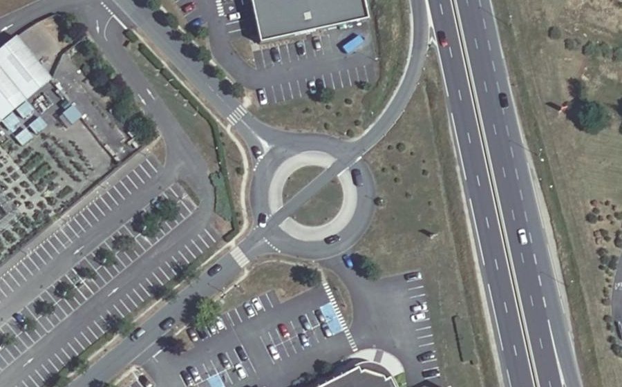 Vue aérienne du Rond-point anonyme n°181539556