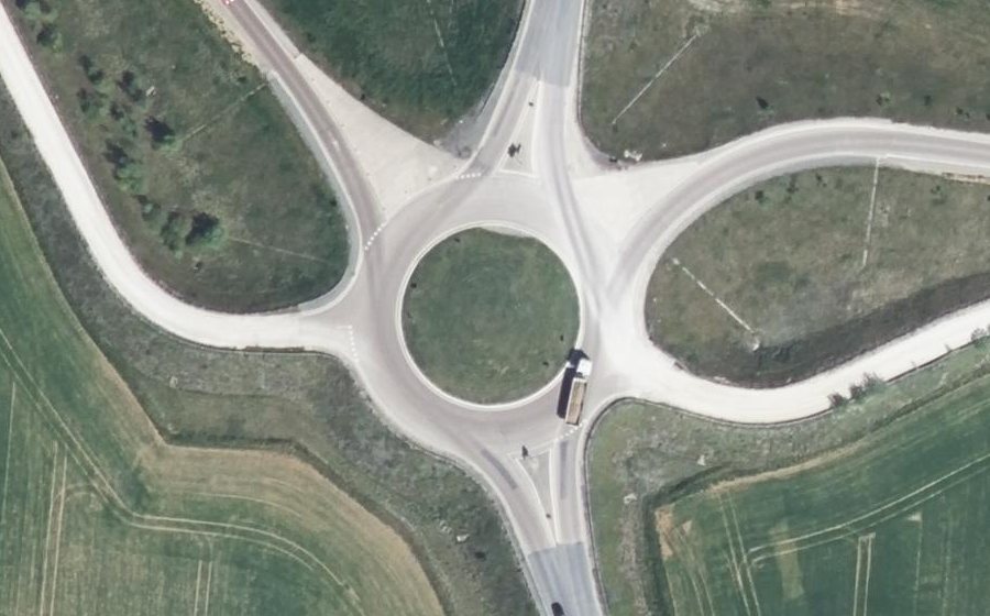 Vue aérienne du Rond-point anonyme n°181568172