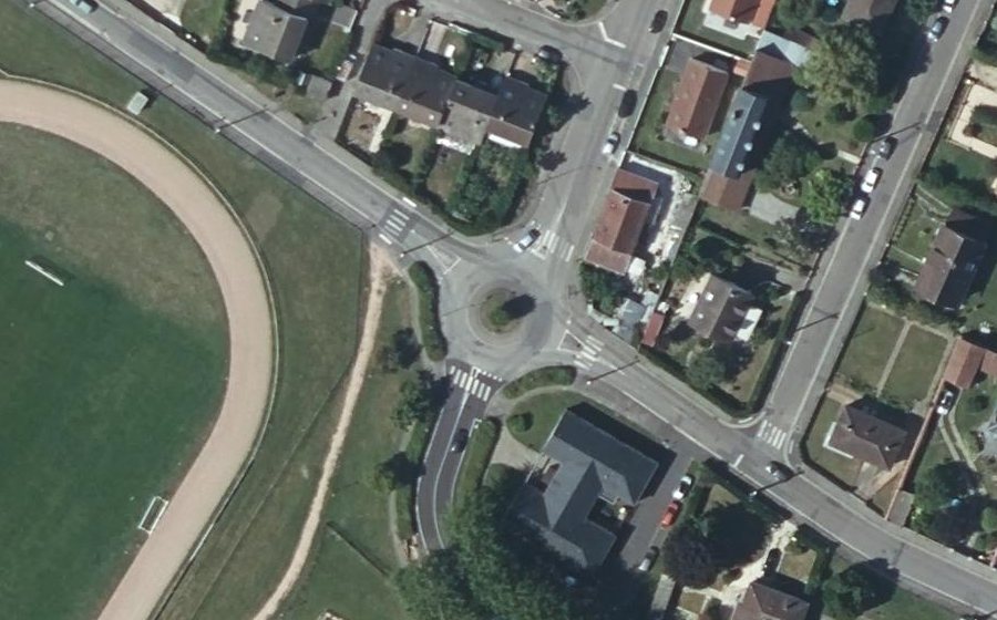 Vue aérienne du Rond-point anonyme n°181577937